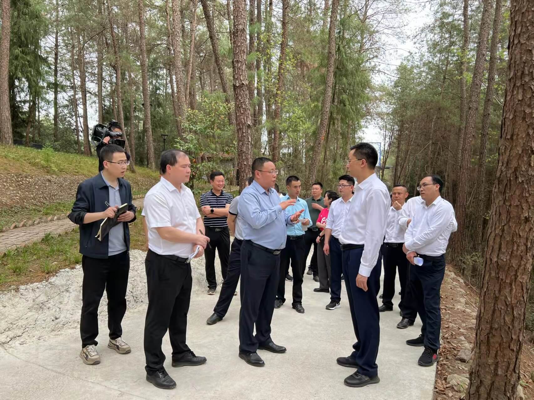 通江縣縣委書記李玉甫帶領(lǐng)發(fā)改、財(cái)政、經(jīng)信等部門負(fù)責(zé)人等一行來公司調(diào)研