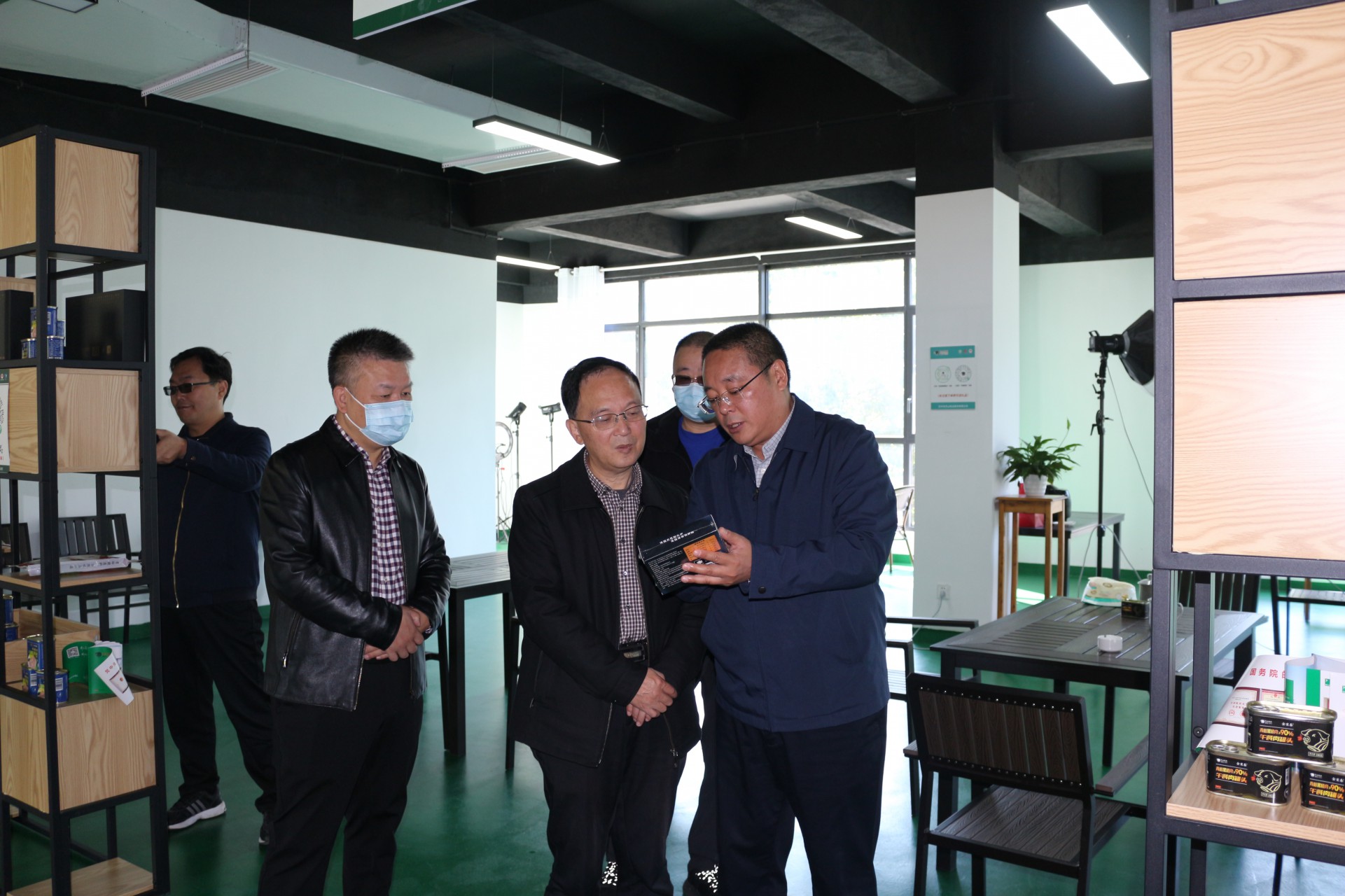 巴中市人大常委會黨組副書記、副主任袁聞聰一行蒞臨巴山牧業(yè)考察并調(diào)研